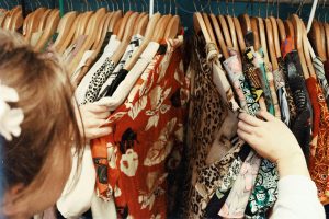 Suécia enfrenta desafio com excesso de resíduos de fast fashion