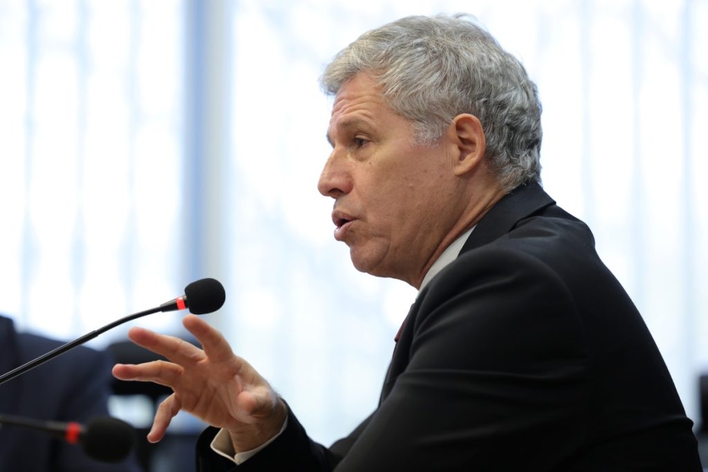 O ministro Paulo Teixeira (Desenvolvimento Agrário e Agricultura Familiar) explica compras públicas e alimentos do Plano Brasil Soberano